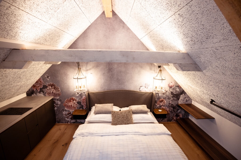 Schlafzimmer der Wohnung Steiermark unter der Dachschräge