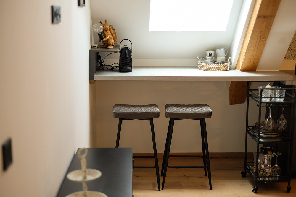 Küchenzeile mit zwei Barhockern in der Wohnung Steiermark