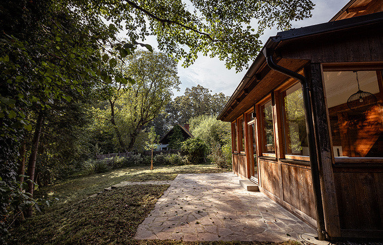 Terrasse und Zugangsweg an der Wohnung Anna