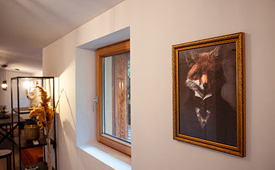 Gerahmtes Fuchsporträt im Flur der Wohnung Fuchs