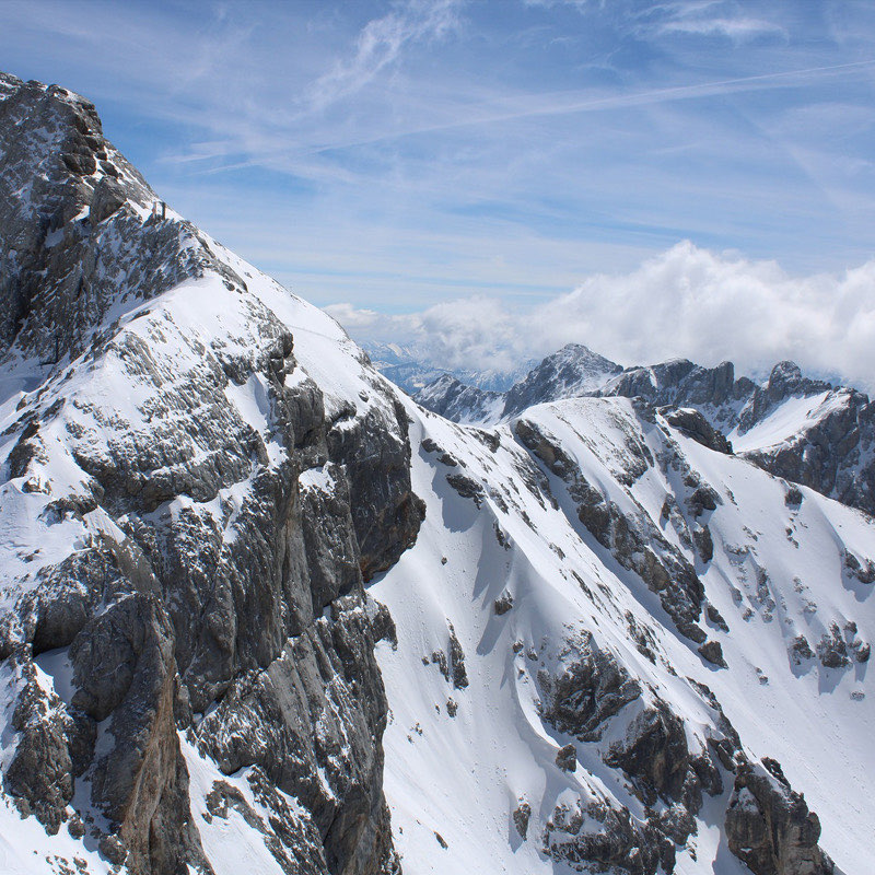 Verschneite Felsgrate des Dachsteinmassivs vor blauem Himmel