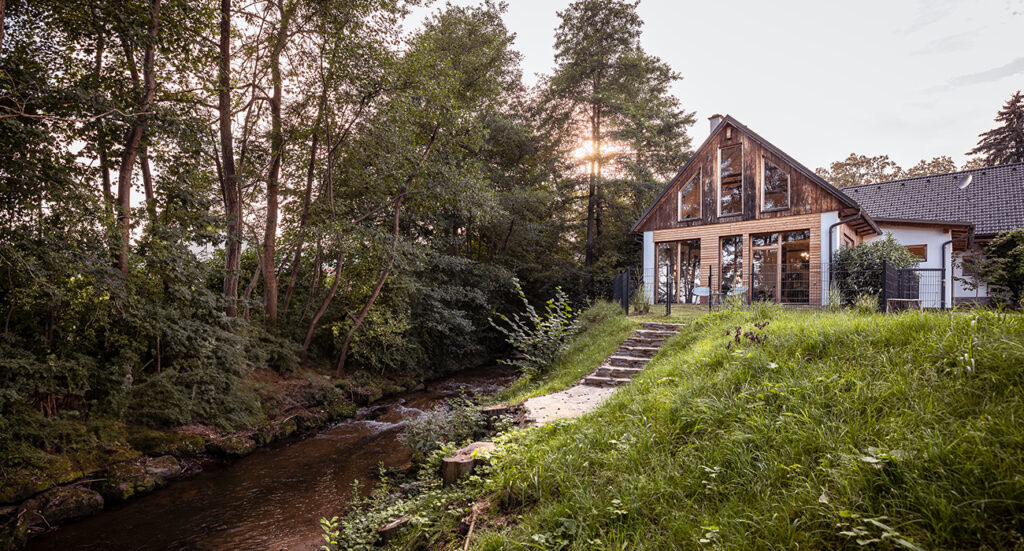 Das Ferienhaus Johann & Anna in Stainz von der Wiese aus gesehen