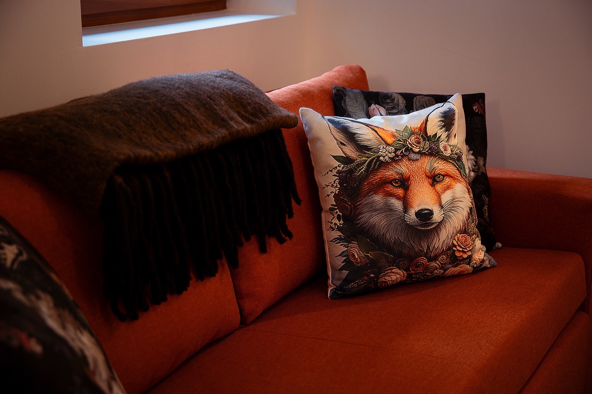 Fuchs-Kissen auf dem Sofa in der Wohnung Fuchs