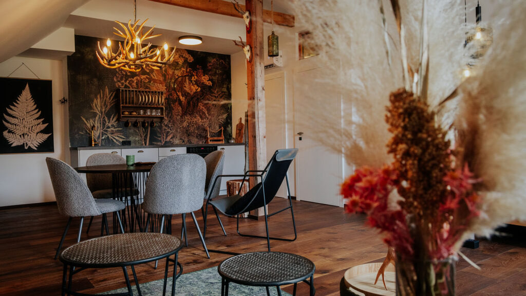 Essbereich der Wohnung Kaiserblick mit Trockenblumen auf dem Tisch